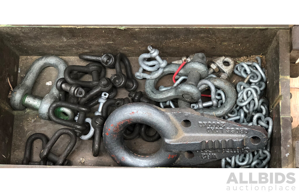 Noble 3900kg Wire Rope Pulley with Chains, Hooks, U Shackles, Tyre Levers in Two Military Cases