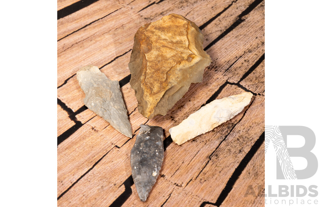 Collection Four Ancient Texan Native American Indian Items Comprising Two Projectile Points, Early Stemmed Lanceolate & Scraper, All in Collectors Cases