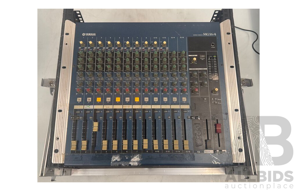 Yamaha 16 Channel Mixing Console in Road Case