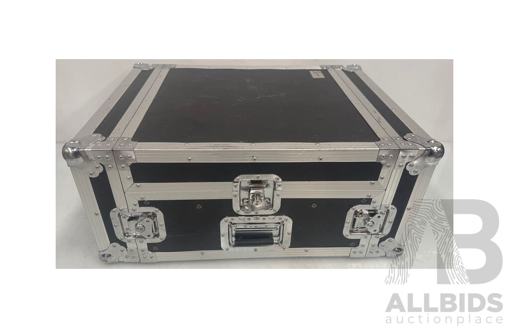 Yamaha 16 Channel Mixing Console in Road Case