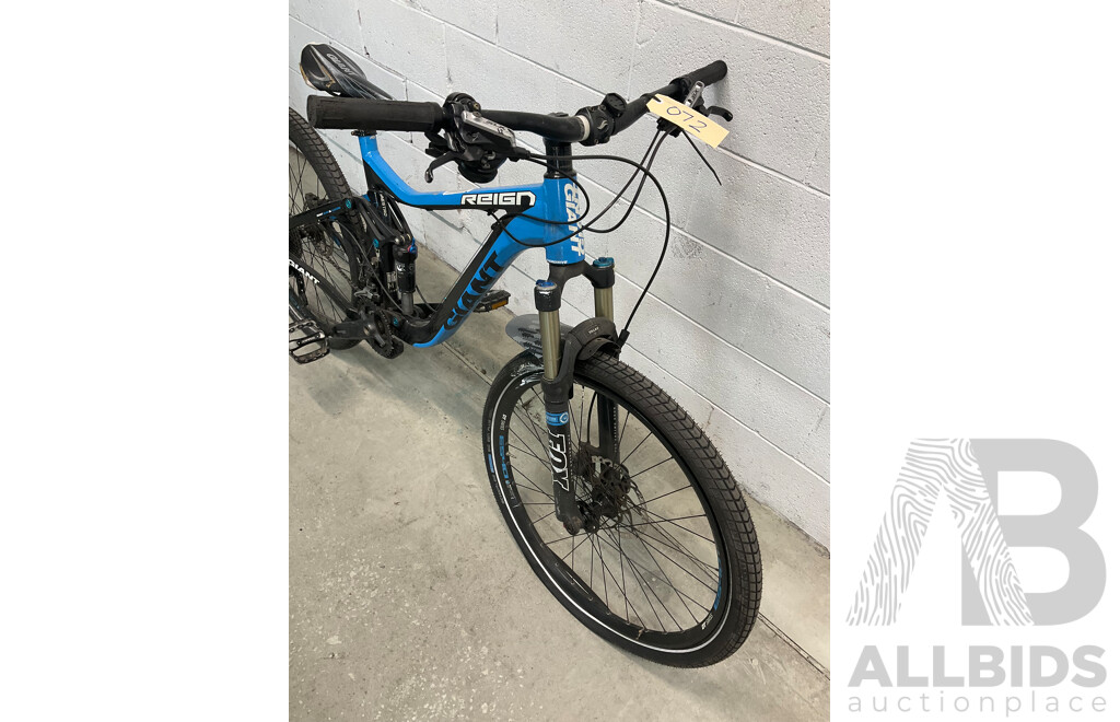 Giant Reign Mountain Bike (Size M)