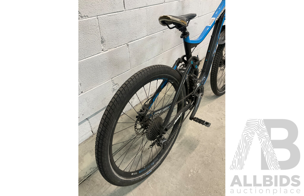 Giant Reign Mountain Bike (Size M)