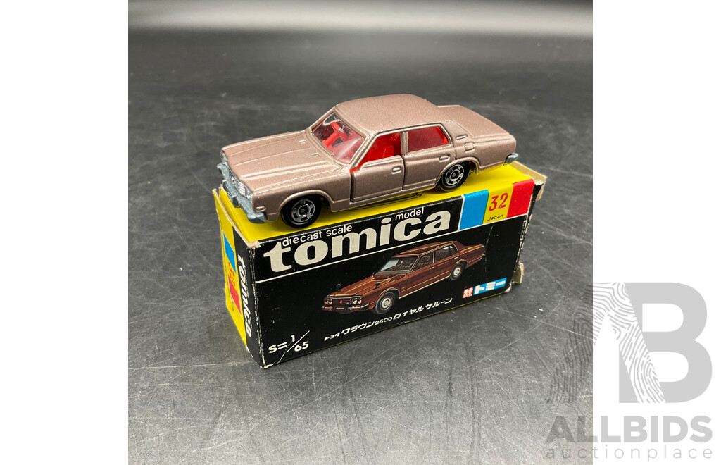 TOMICA Black Box Retired No.32 TOYOTA Crown 2600 Royal Saloon Diecast Car 1/65 - Made in Japan