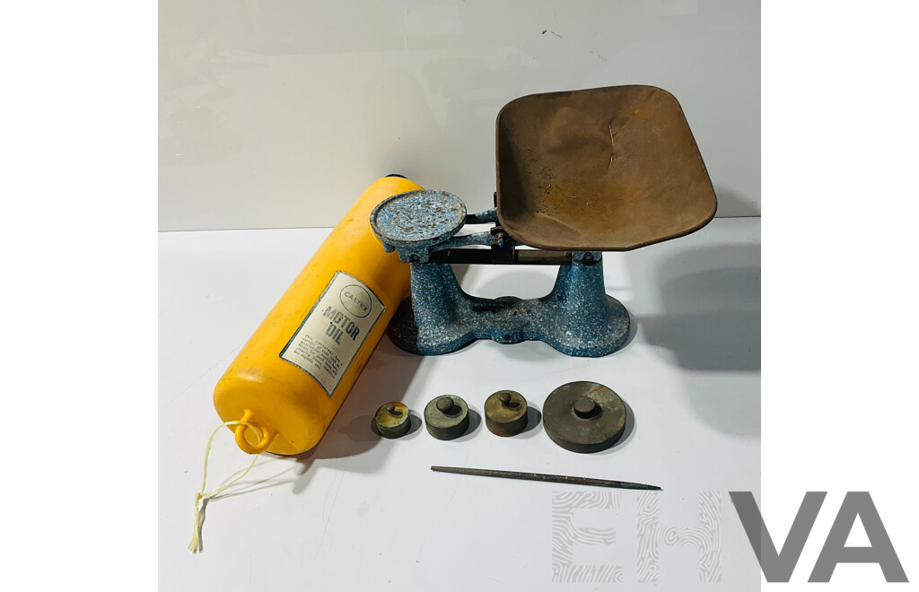 Vintage Mechanical Scale Including Weights Ranging From 100 Grams to 500 Grams and More