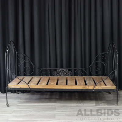 Vintage Cast Iron French Style Day Bed