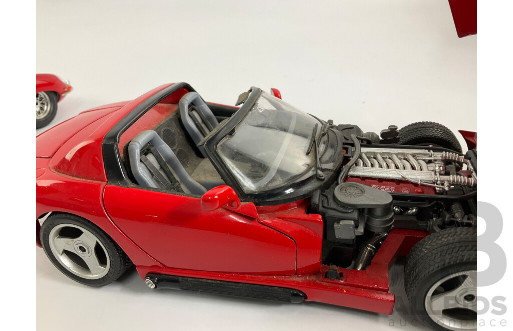 Burago Diecast 1961 Jaguar E Type and Dodge Viper RT/10, 1:18 Scale