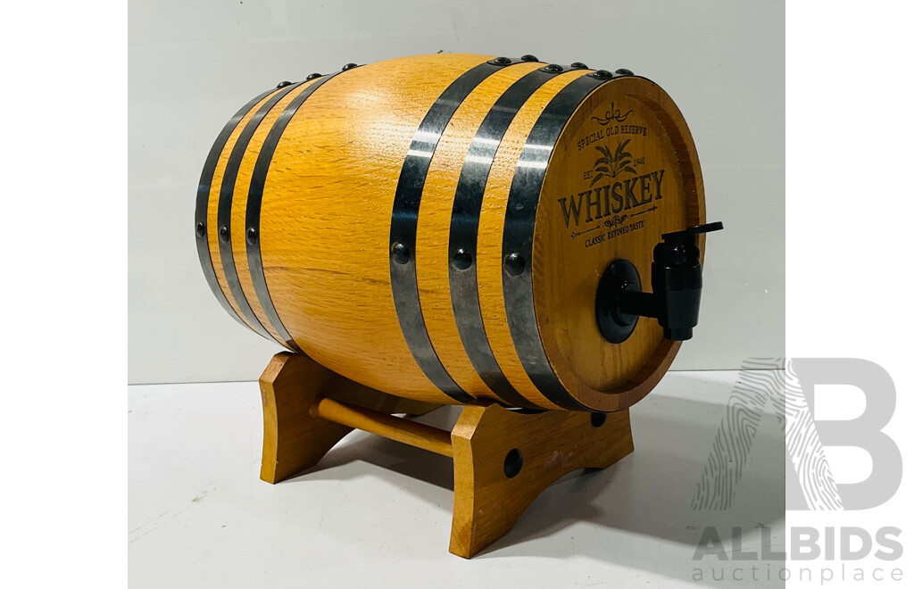 Barrel Form Whiskey Pourer