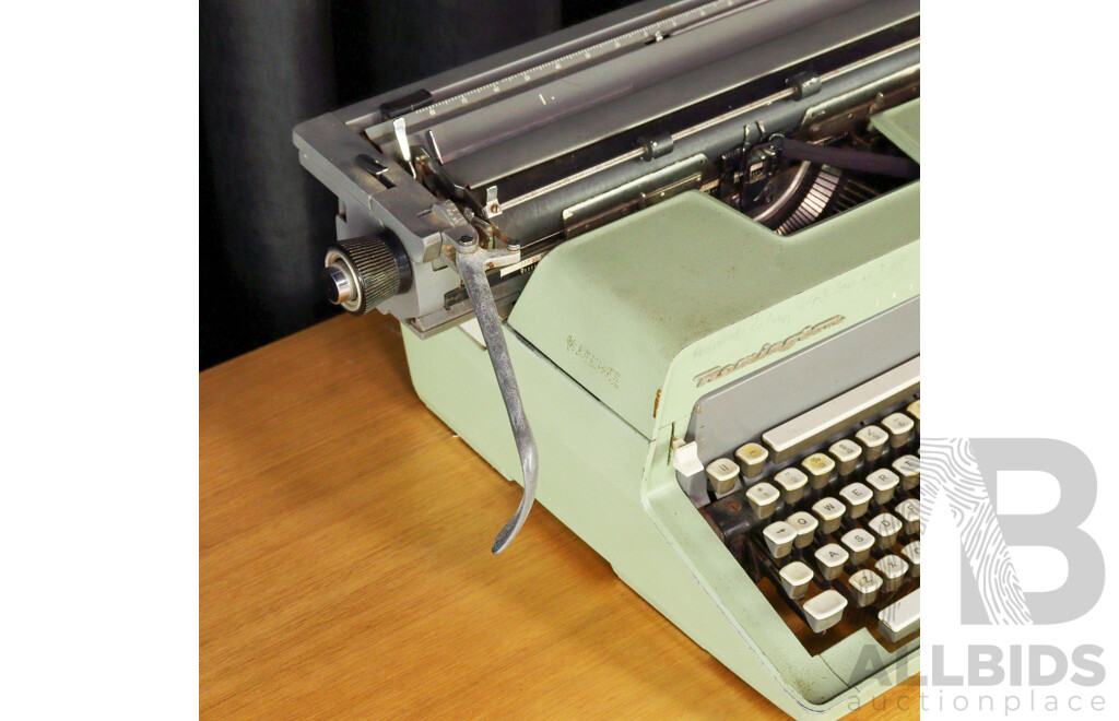 Vintage Remington International Typewriter