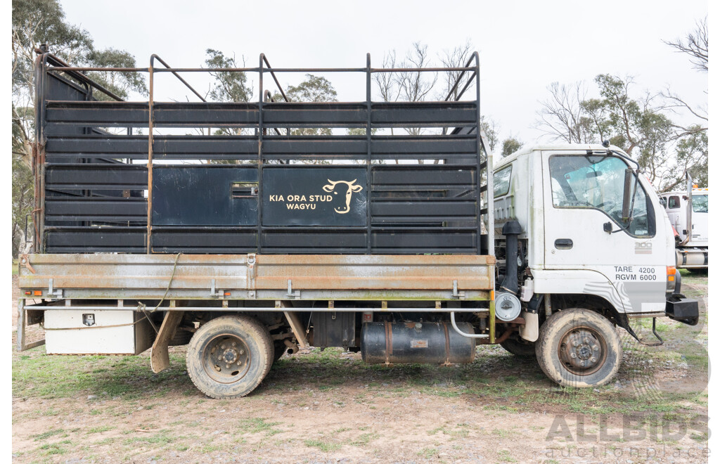 09/2003 Isuzu NPS300