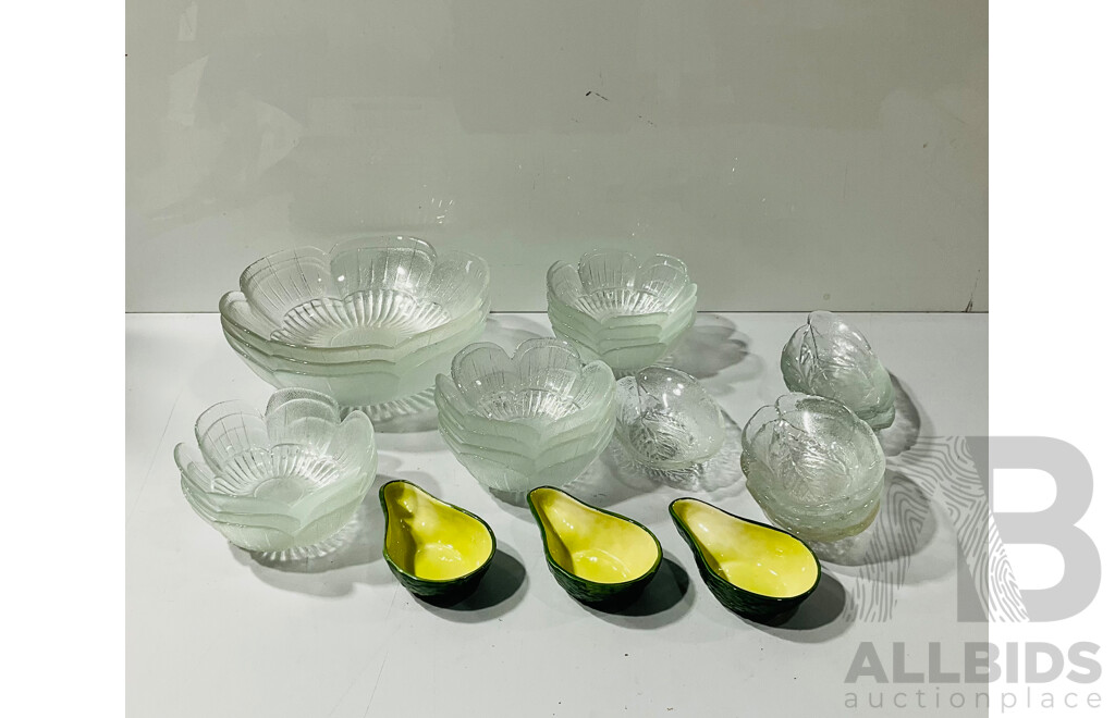 Collection Frosted Textured Retro Petal Form Bowls Including Three Large Serving and 10 Smaller Examples and More