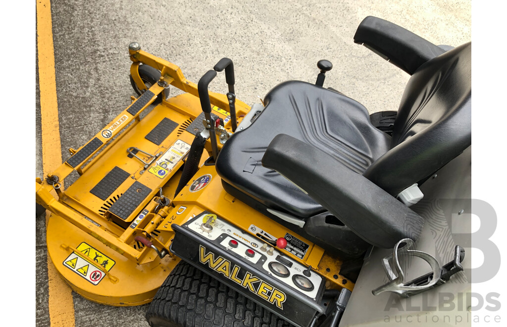 Walker MD21D-12 20.9HP Diesel Commercial Lawn Mower with Walker DC42V-2 45inch Vented GHS Deck