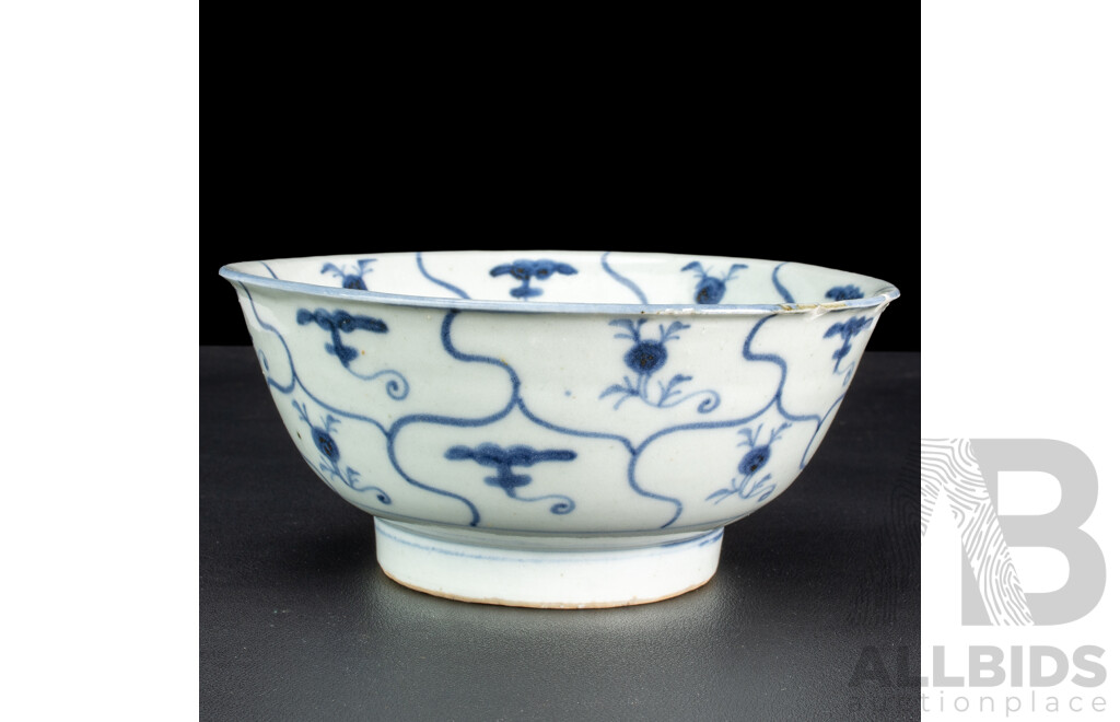 Antique Chinese Porcelain Qing Dynasty Bowl with Blue and White Lingzhi Decoration, Tek Sing Shipwreck, Circa 1822