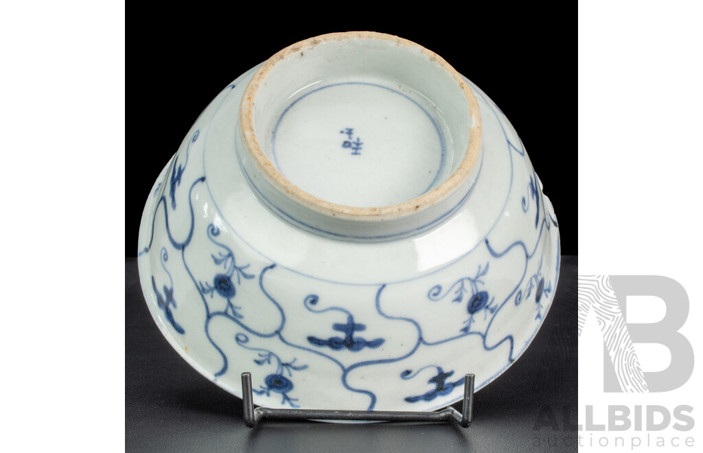 Antique Chinese Porcelain Qing Dynasty Bowl with Blue and White Lingzhi Decoration, Tek Sing Shipwreck, Circa 1822
