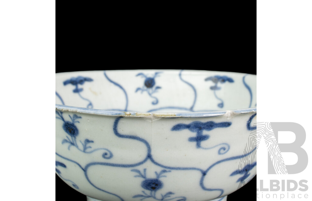 Antique Chinese Porcelain Qing Dynasty Bowl with Blue and White Lingzhi Decoration, Tek Sing Shipwreck, Circa 1822