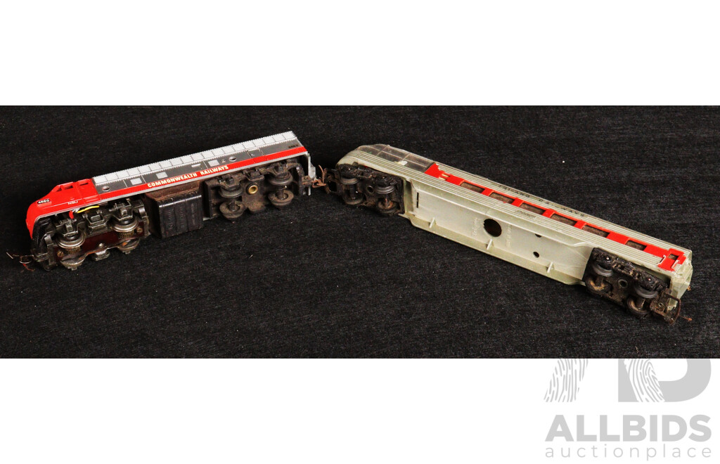 Vintage Triang Railways OO Scale Commonwealth Railways Diesel Locomotive and Passenger Carriages