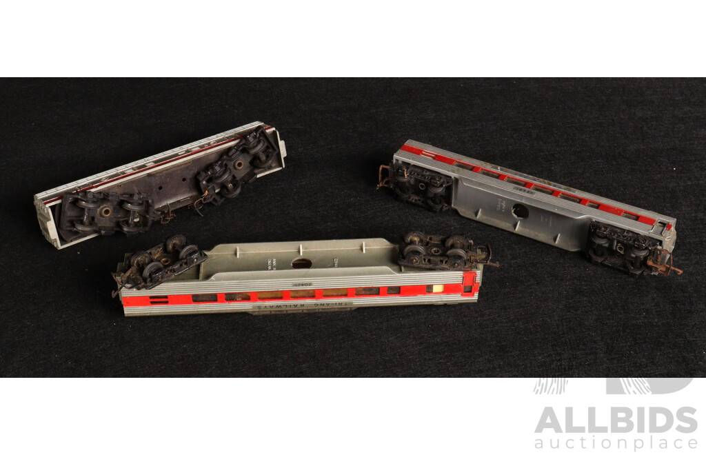 Vintage Triang Railways OO Scale Commonwealth Railways Diesel Locomotive and Passenger Carriages