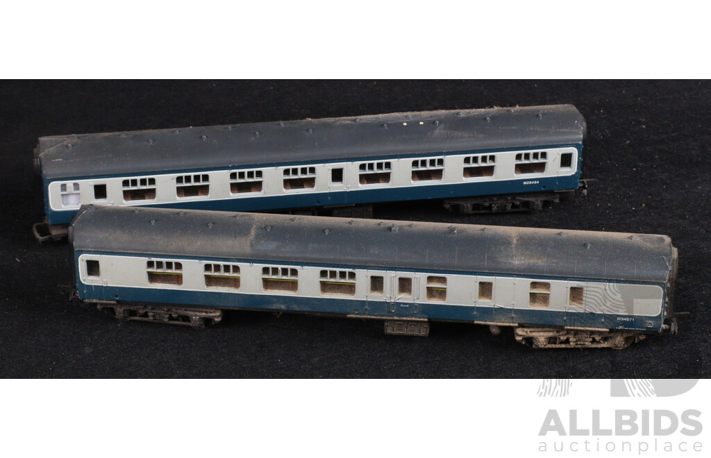 Mainline OO Diesel Locomotive 45044 and Two Passenger Carriages