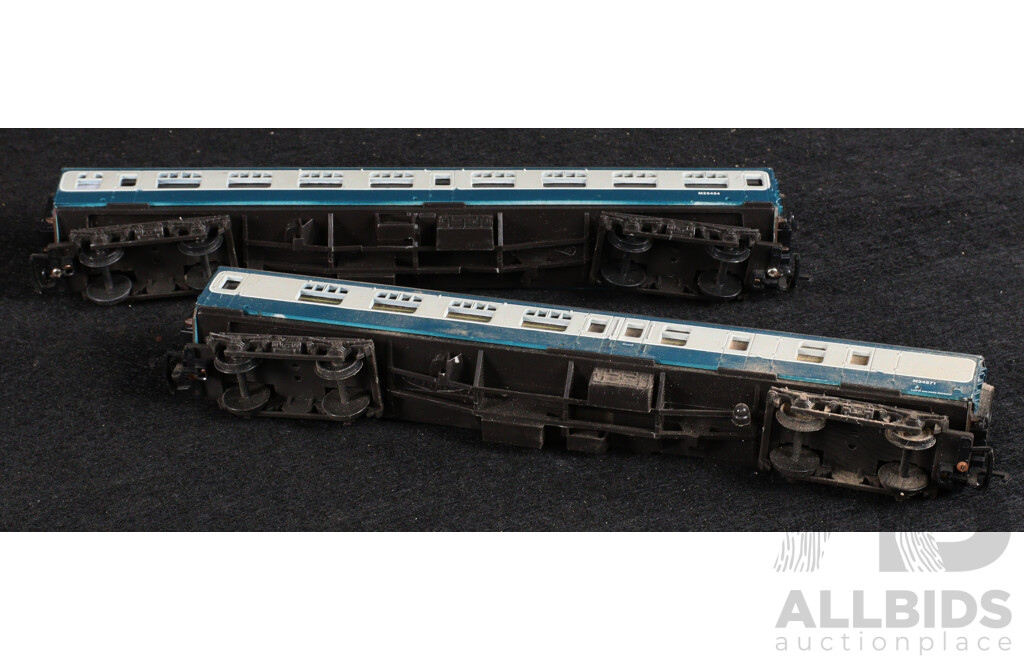Mainline OO Diesel Locomotive 45044 and Two Passenger Carriages