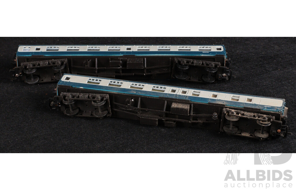 Mainline OO Diesel Locomotive 45044 and Two Passenger Carriages