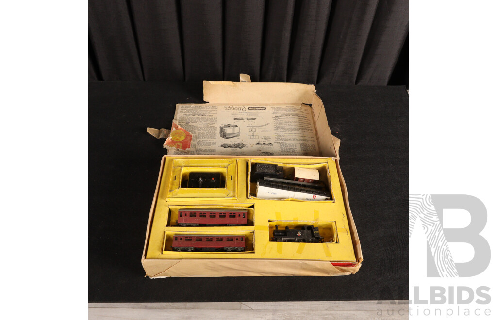 Vintage Tri-Ang OO Scale R2X Passenger Train Set with Freight Wagons