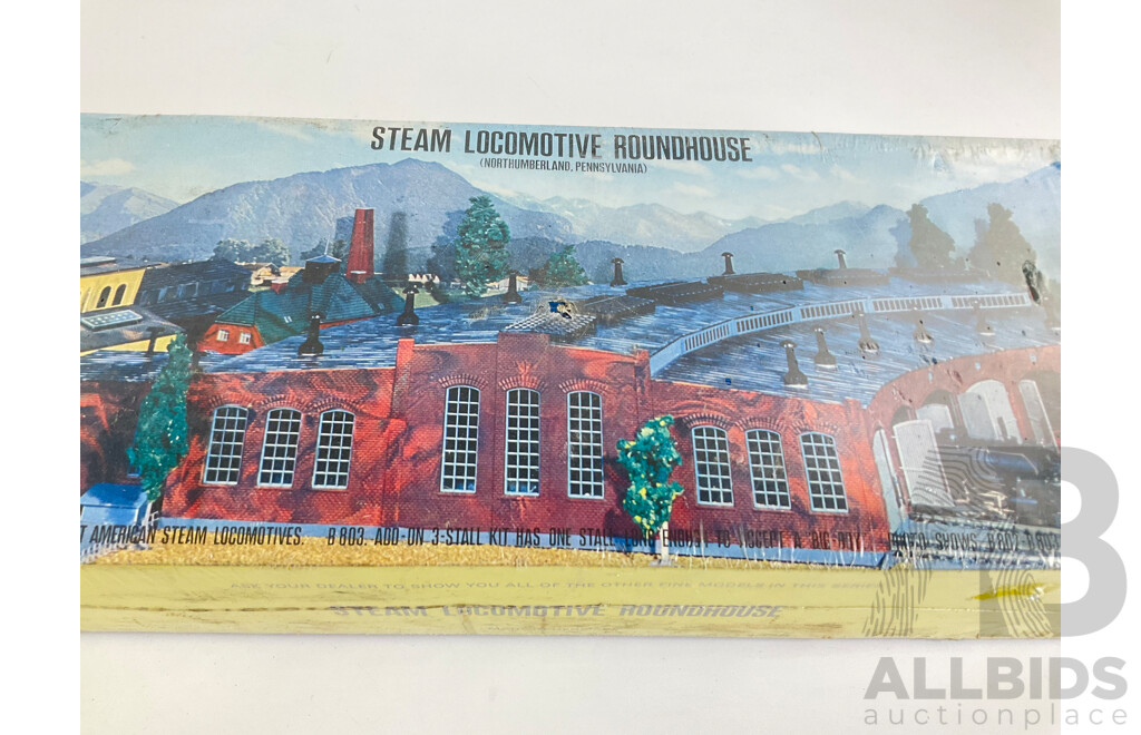 Vintage Con-Cor HO Scale B802 Steam Locomotive Roundhouse and Tyco Stockyard