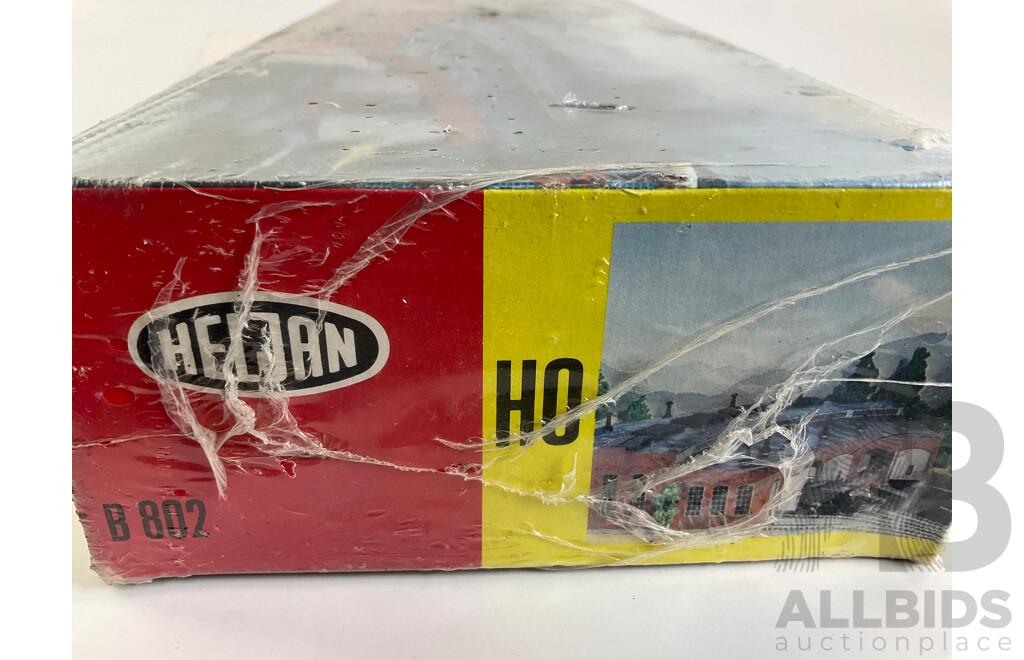 Vintage Con-Cor HO Scale B802 Steam Locomotive Roundhouse and Tyco Stockyard