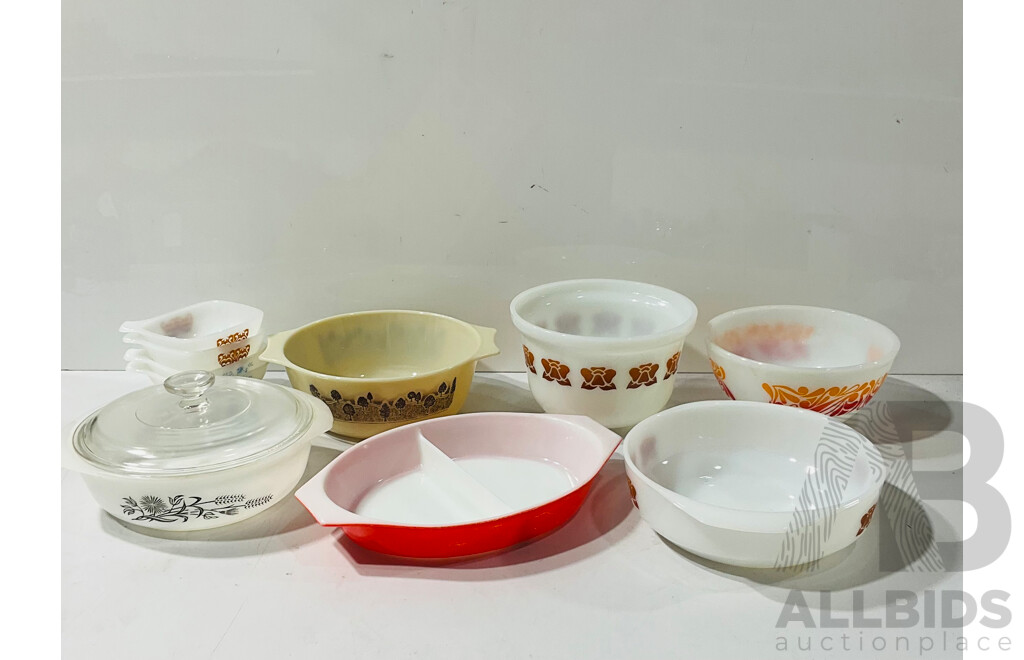 Collection  Vintage USA Pyrex in Various Patterns