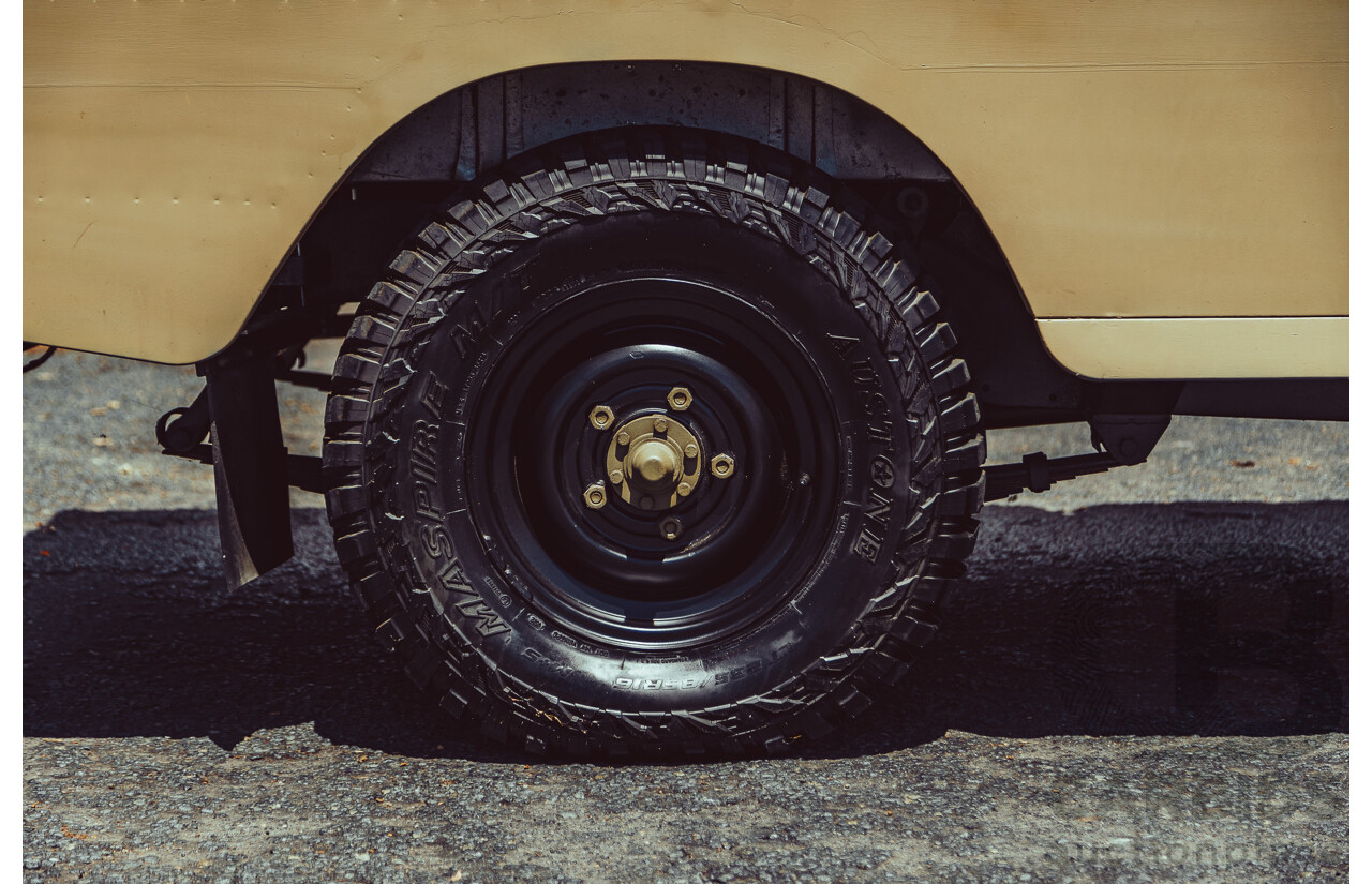 12/1976 Land Rover 109 (4x4) LWB Ex-Army 2d Hardtop Truck Cab 3/4 Ton Dulux Sand 2.25L