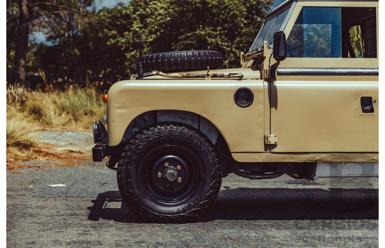 12/1976 Land Rover 109 (4x4) LWB Ex-Army 2d Hardtop Truck Cab 3/4 Ton Dulux Sand 2.25L