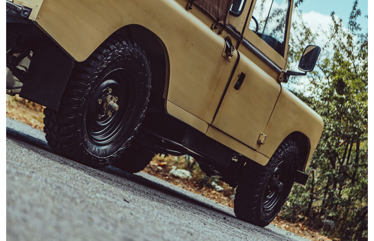 12/1976 Land Rover 109 (4x4) LWB Ex-Army 2d Hardtop Truck Cab 3/4 Ton Dulux Sand 2.25L