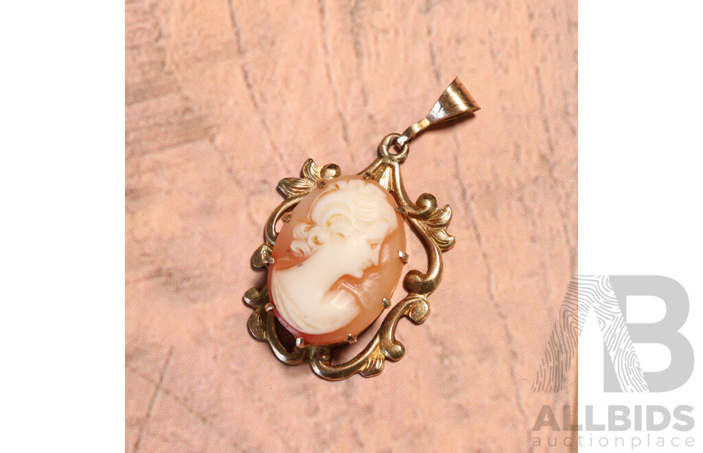 9ct Vintage Shell Cameo Pendant, 30mm Long, 2.63 Grams