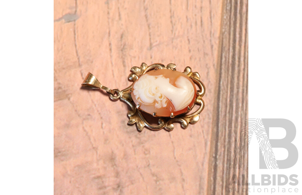 9ct Vintage Shell Cameo Pendant, 30mm Long, 2.63 Grams