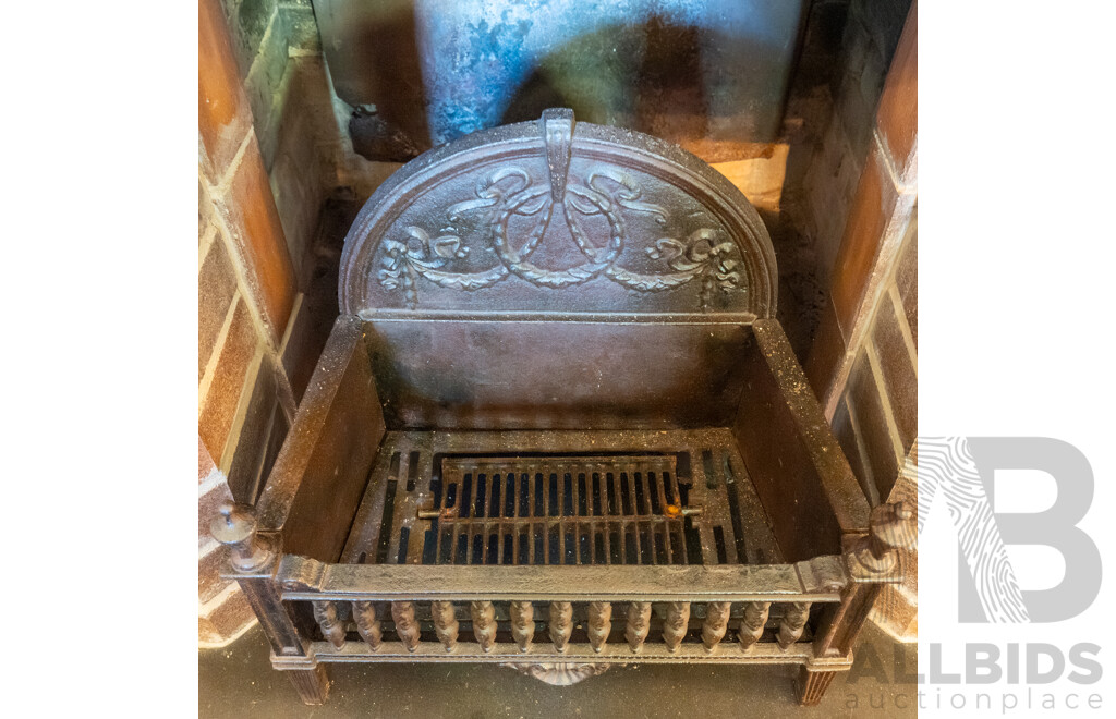 Good Victorian Cast Iron Fire Grate