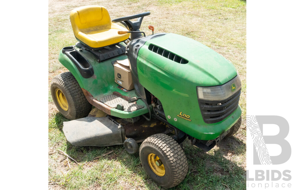 John Deere, L110, Mid Mount Ride on Lawn Mower