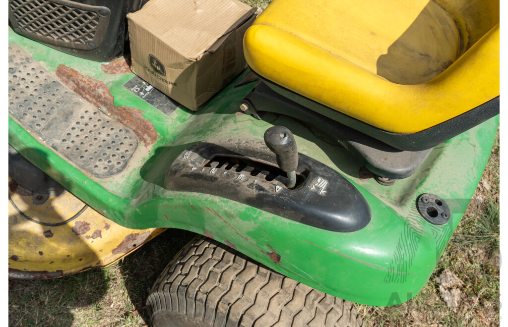 John Deere, L110, Mid Mount Ride on Lawn Mower