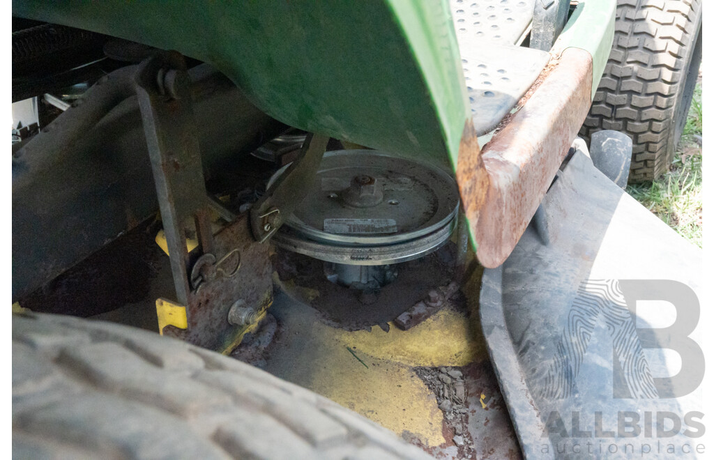 John Deere, L110, Mid Mount Ride on Lawn Mower