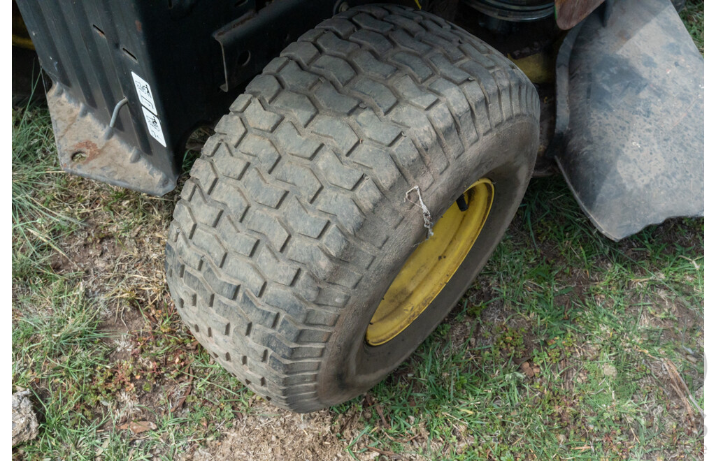 John Deere, L110, Mid Mount Ride on Lawn Mower