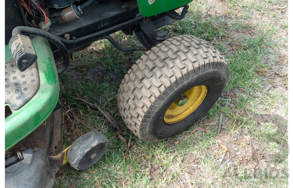 John Deere, L110, Mid Mount Ride on Lawn Mower