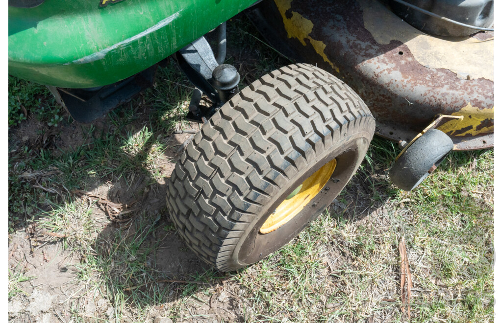 John Deere, L110, Mid Mount Ride on Lawn Mower