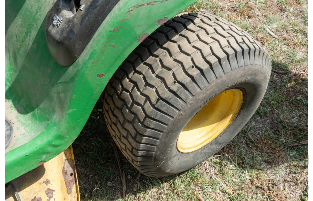 John Deere, L110, Mid Mount Ride on Lawn Mower