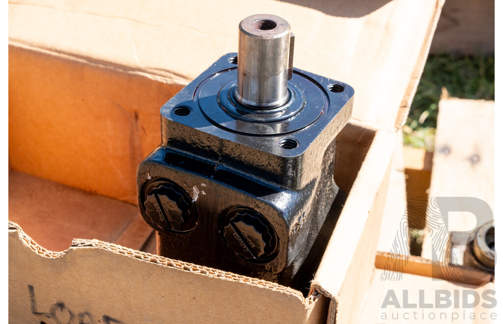 Pallet Containing Various Hydraulic Rams ETC