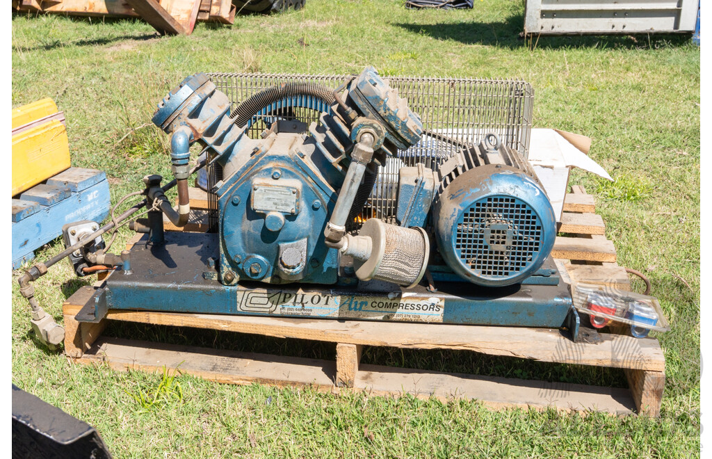 Pallet Containing Ingersoll Rand Air Compressor & Various Sized Hoses to Suit