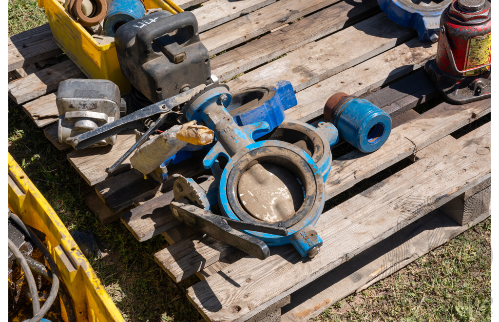 Pallet Containing Hydraulic Jack & Gate Valves ETC