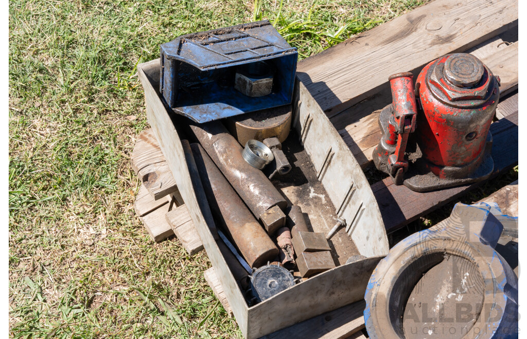 Pallet Containing Hydraulic Jack & Gate Valves ETC