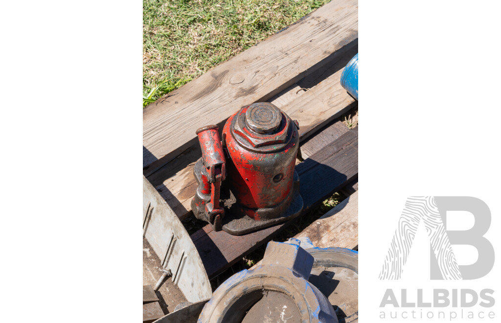 Pallet Containing Hydraulic Jack & Gate Valves ETC