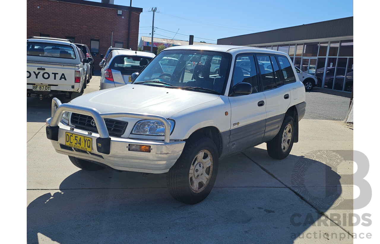 4/1998 Toyota Rav4 (4x4)  4d Wagon White 2.0L