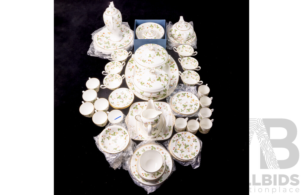 Fantastic Wedgwood Porcelain 78 Piece Dinner Service for Six in Wild Strawberry Pattern