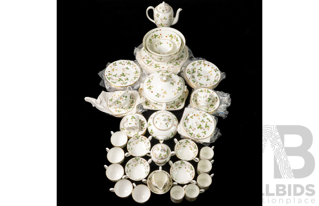Fantastic Wedgwood Porcelain 70 Piece Dinner Service for Six in Wild Strawberry Pattern