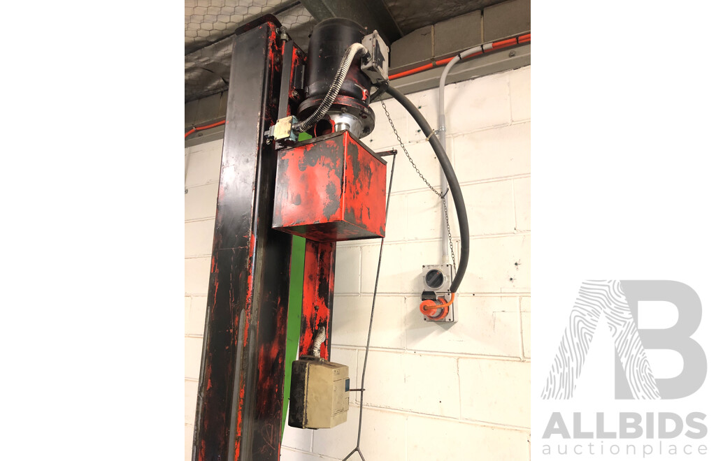 Molnar 2500kg Two Post Car Hoist