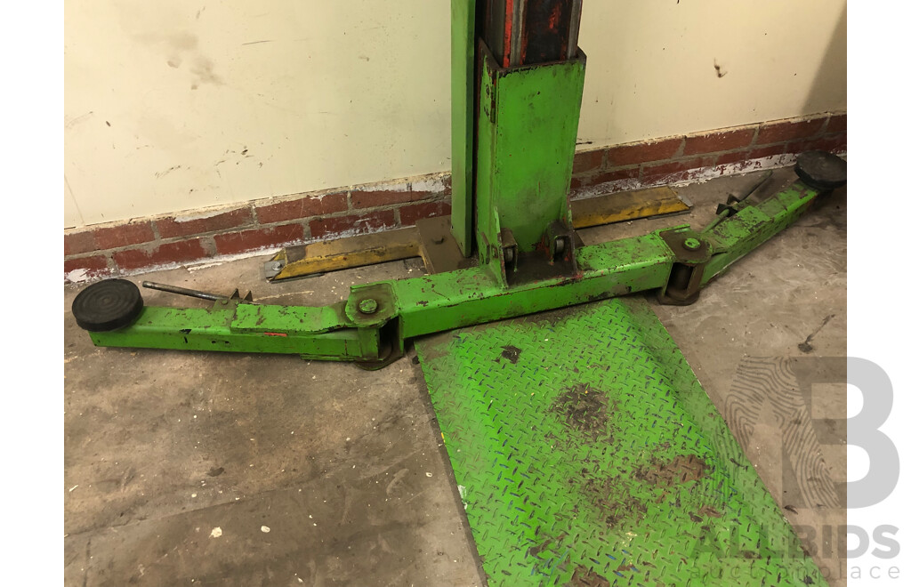 Molnar 2500kg Two Post Car Hoist